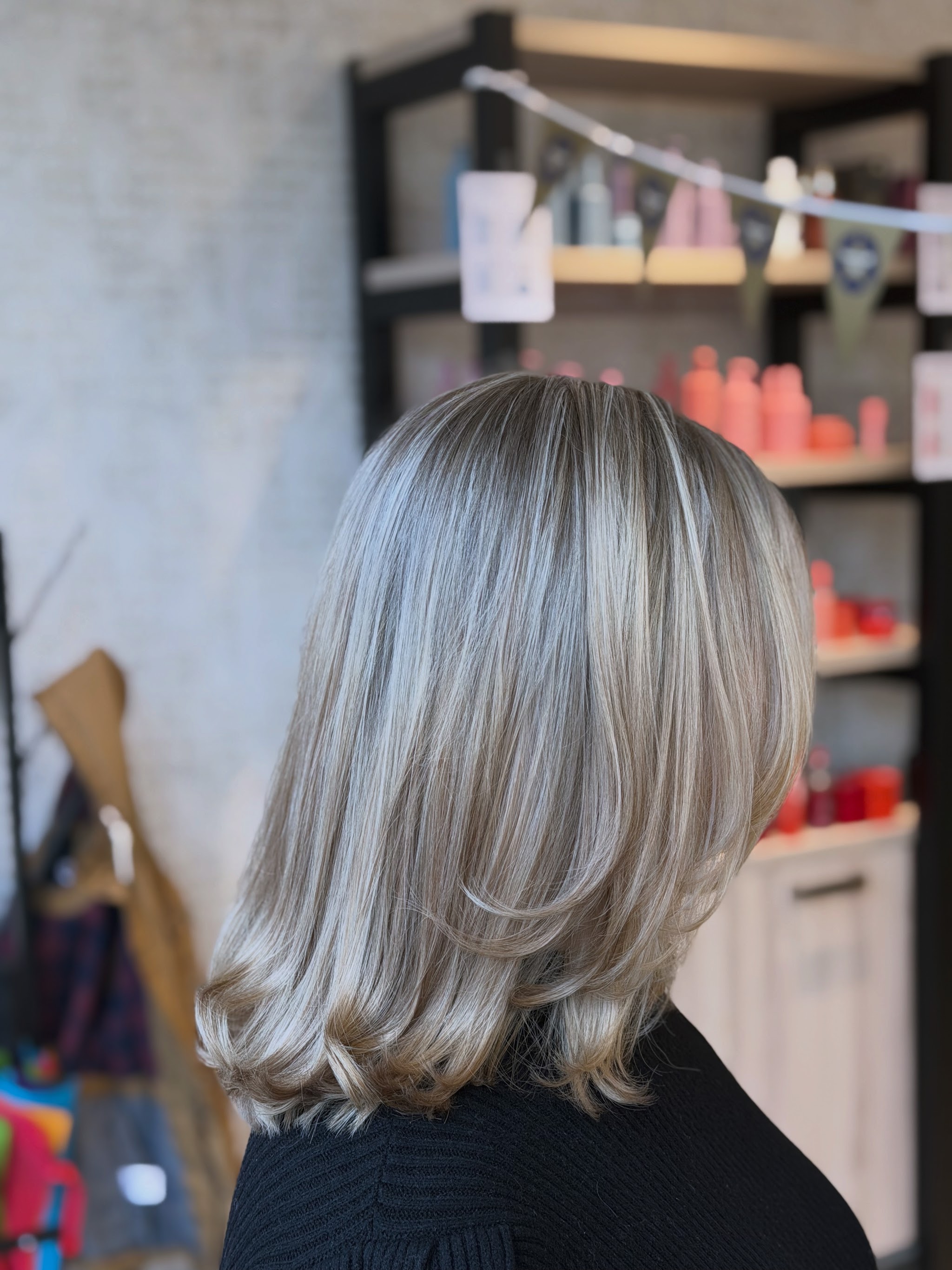 Zilverblond haar in lagen, gezien vanaf de rug