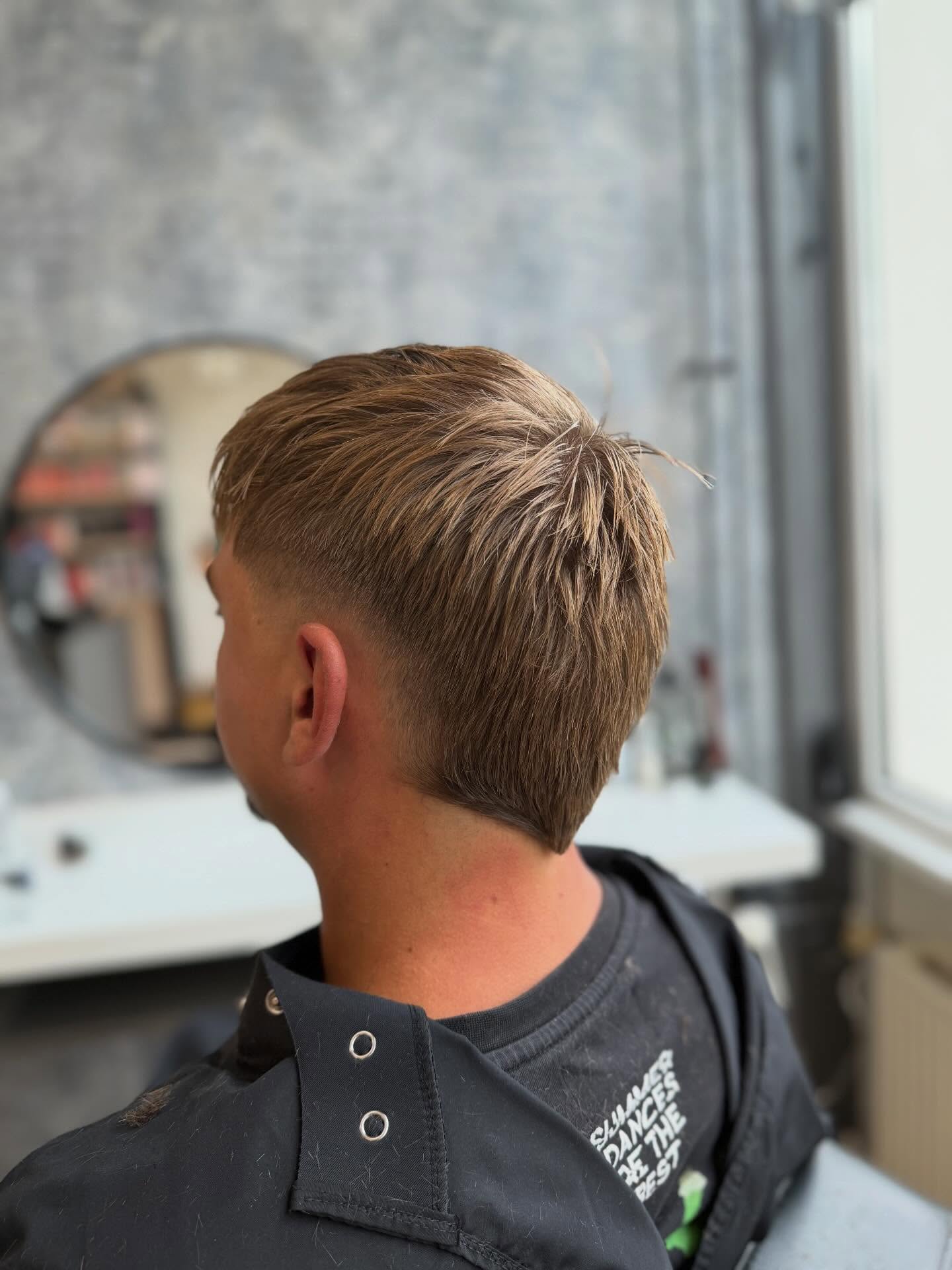 Fade in profiel, gezien in de spiegel van de salon