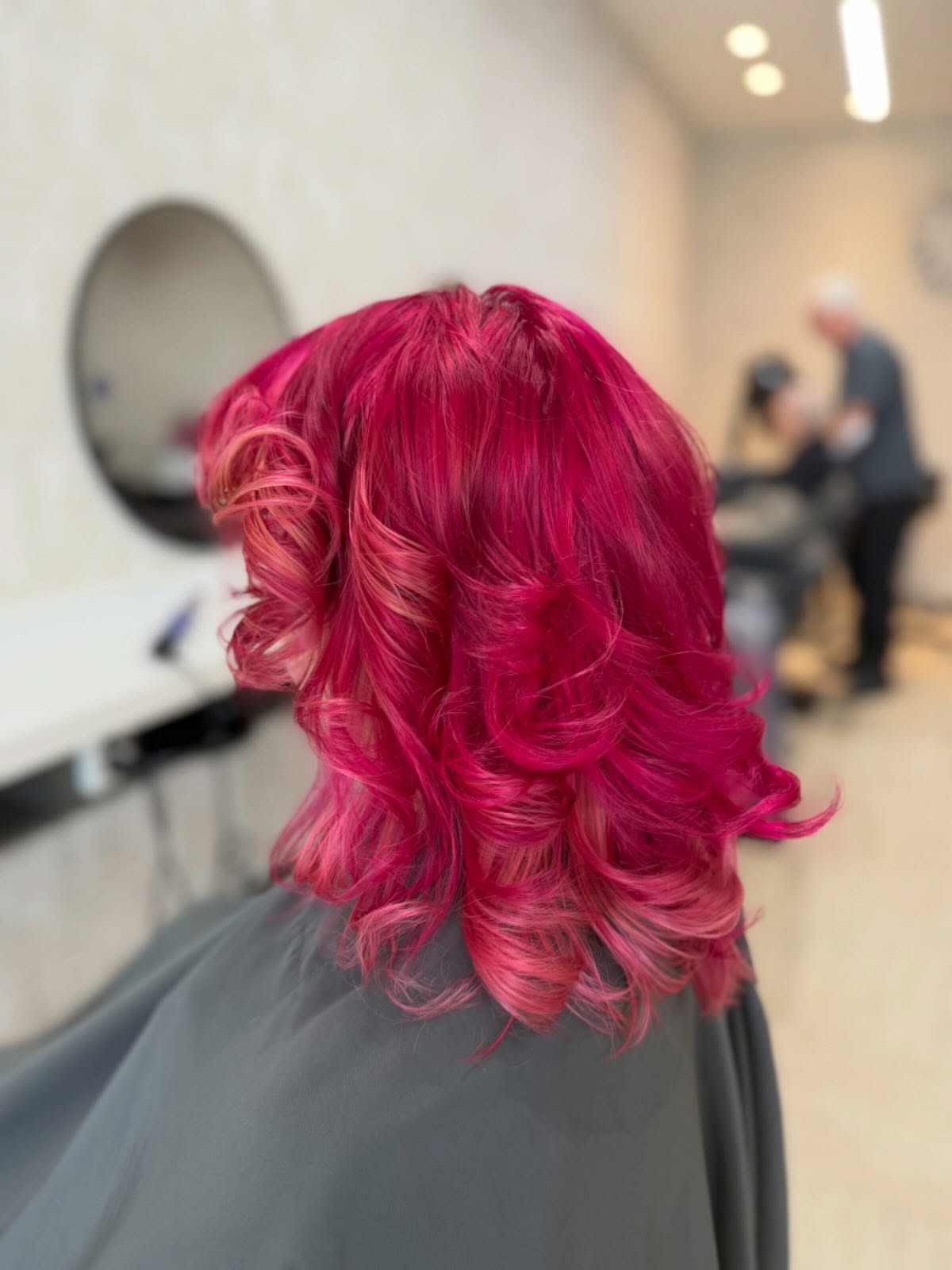 Magenta krullen na een creatieve kleuring